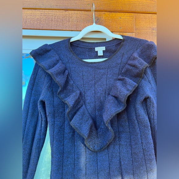 Really thick nice sweater, great condition - Picture 3 of 6